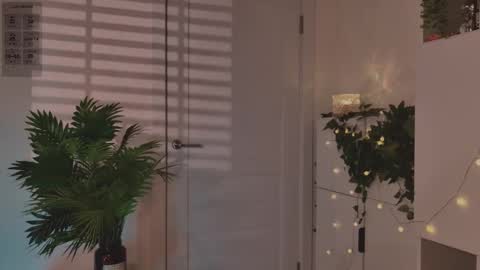 Snapshot of hugme_ chatting on January 18, 2026, 6:12 pm Mika online show from January 18, 2026, 6:12 pm