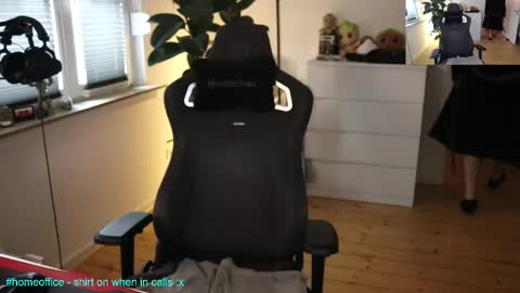 hungry_26 online show from December 17, 2025, 9:37 am