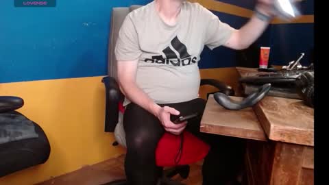 Snapshot of huskyguy chatting on October 27, 2025, 3:54 am Huskyguy online show from October 27, 2025, 3:54 am