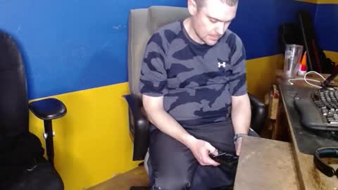 Snapshot of huskyguy chatting on February 17, 2026, 4:42 am Huskyguy online show from February 17, 2026, 4:42 am