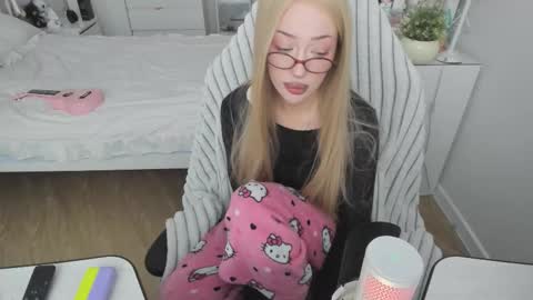 Snapshot of hyorinmaruu chatting on December 3, 2025, 7:49 am maru online show from December 3, 2025, 7:49 am