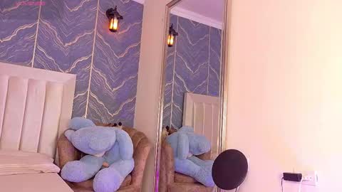 iam_nicolle online show from November 29, 2025, 1:58 pm