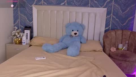 iam_nicolle online show from December 4, 2025, 12:47 pm