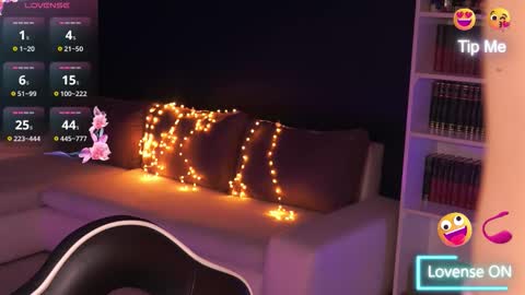 Snapshot of idontlikeguccibelts chatting on December 20, 2025, 8:05 pm Little Flower online show from December 20, 2025, 8:05 pm