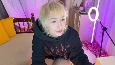 Snapshot of igotuscookies chatting on February 18, 2026, 8:05 pm Emmy help me reach 100 thumbs up online show from February 18, 2026, 8:05 pm