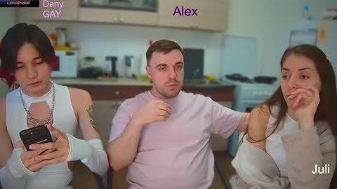 Julia and Mira online show from December 5, 2024, 11:27 am