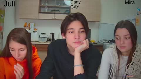 Julia and Mira online show from January 28, 2025, 3:04 pm