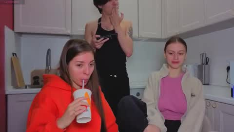 Julia and Mira online show from December 1, 2025, 9:14 am