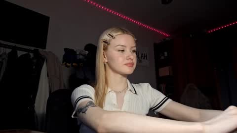 Snapshot of ilianamessersmith chatting on February 19, 2026, 5:25 am ShyLuna online show from February 19, 2026, 5:25 am