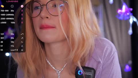 Snapshot of illegaldream chatting on December 17, 2025, 3:29 pm Lindsey and Candice online show from December 17, 2025, 3:29 pm