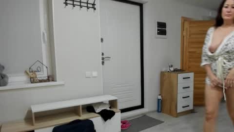 Snapshot of increible_della chatting on October 24, 2025, 5:31 pm Della online show from October 24, 2025, 5:31 pm