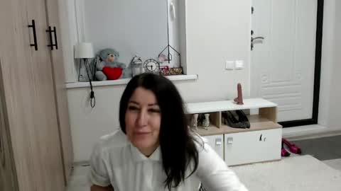 Snapshot of increible_della chatting on April 19, 2026, 7:49 pm Della online show from April 19, 2026, 7:49 pm