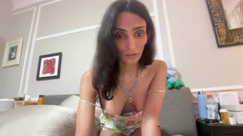 Indiantransgirlillinois online show from August 4, 2026, 6:27 am