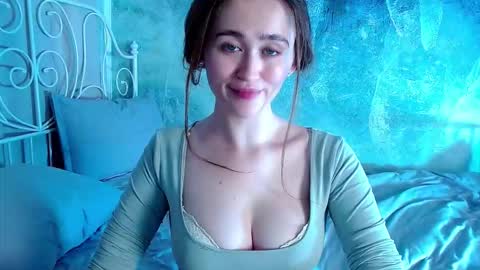 Lina online show from November 25, 2025, 1:55 pm