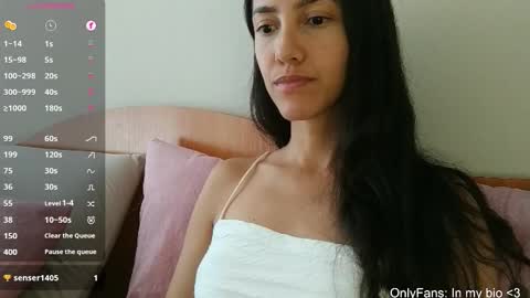 Snapshot of innocentlatiina chatting on February 18, 2026, 10:28 pm Laroa online show from February 18, 2026, 10:28 pm