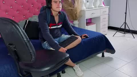 Snapshot of invincible200 chatting on October 5, 2025, 2:04 pm invincible200 online show from October 5, 2025, 2:04 pm