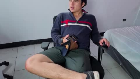 Snapshot of invincible200 chatting on November 3, 2025, 1:56 pm invincible200 online show from November 3, 2025, 1:56 pm