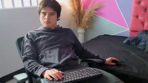 Snapshot of invincible200 chatting on November 17, 2025, 2:12 pm invincible200 online show from November 17, 2025, 2:12 pm