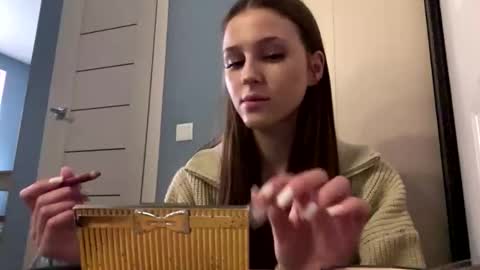 Snapshot of iraidamoos chatting on December 19, 2025, 9:49 am Dina online show from December 19, 2025, 9:49 am