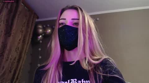 Lily online show from November 16, 2025, 4:34 pm