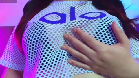 iris_roses online show from May 6, 2026, 8:25 pm