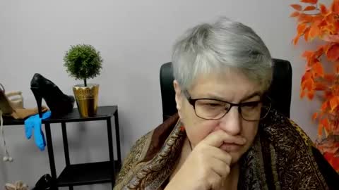 Snapshot of iris_xdesire chatting on December 31, 2024, 10:15 am I R I S online show from December 31, 2024, 10:15 am