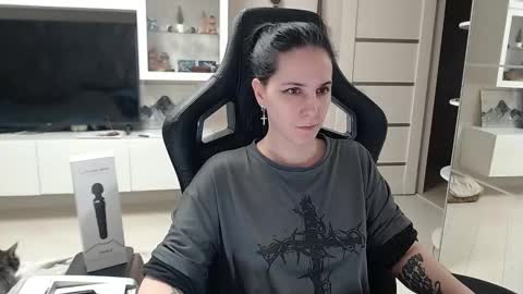 Snapshot of irwi_tomboy chatting on December 19, 2024, 8:44 pm Irwi Tomboy online show from December 19, 2024, 8:44 pm