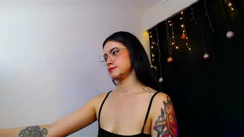 Snapshot of isa_maiden_ chatting on December 31, 2024, 5:00 am online show from December 31, 2024, 5:00 am