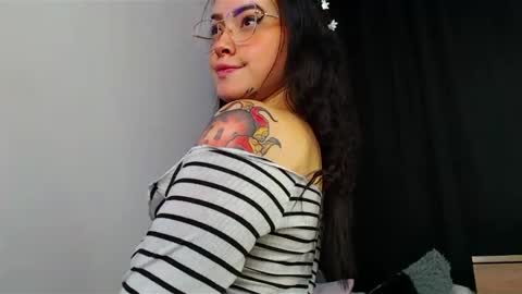 Snapshot of isa_maiden_ chatting on February 20, 2025, 10:48 pm online show from February 20, 2025, 10:48 pm