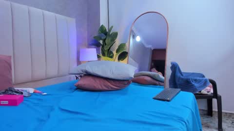 Snapshot of isa_martingb chatting on March 9, 2025, 1:56 am Isa and Martin online show from March 9, 2025, 1:56 am