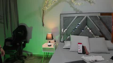 ISA ROUSE  online show from November 19, 2025, 2:22 am