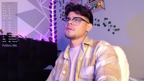 Snapshot of isaac_saenz chatting on December 8, 2024, 4:46 am Isaac Saenz. online show from December 8, 2024, 4:46 am