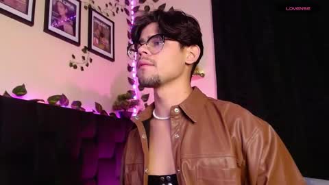 Snapshot of isaac_saenz chatting on February 14, 2025, 10:14 pm Isaac Saenz. online show from February 14, 2025, 10:14 pm