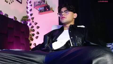 Snapshot of isaac_saenz chatting on February 24, 2025, 11:52 pm Isaac Saenz. online show from February 24, 2025, 11:52 pm