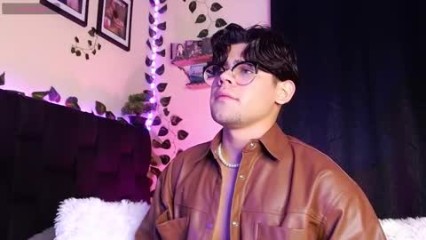 Snapshot of isaac_saenz chatting on March 12, 2025, 11:01 pm Isaac Saenz. online show from March 12, 2025, 11:01 pm