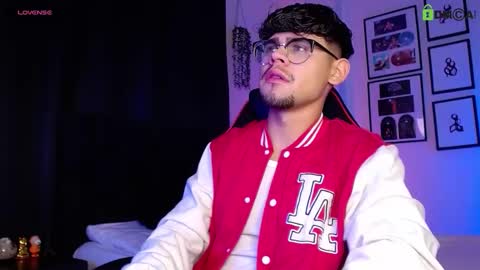 Snapshot of isaac_saenz chatting on December 4, 2025, 12:31 am Isaac Saenz. online show from December 4, 2025, 12:31 am