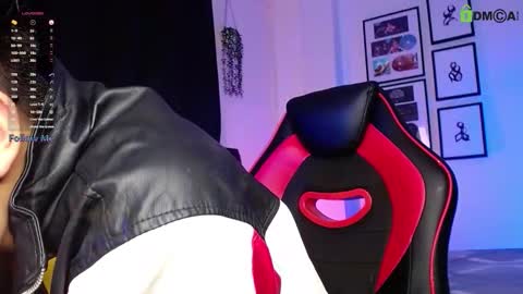 Snapshot of isaac_saenz chatting on December 16, 2025, 11:32 pm Isaac Saenz. online show from December 16, 2025, 11:32 pm