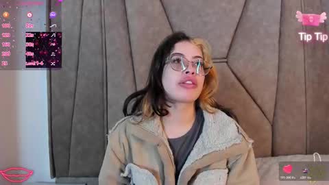 isabela Collins online show from November 12, 2025, 12:16 pm