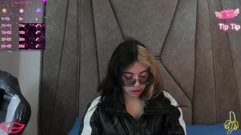 isabela Collins online show from November 18, 2025, 12:42 pm