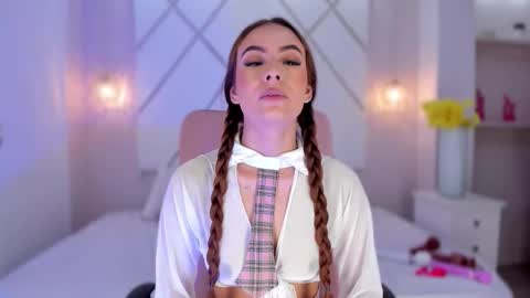 Isa  online show from December 4, 2025, 4:05 pm