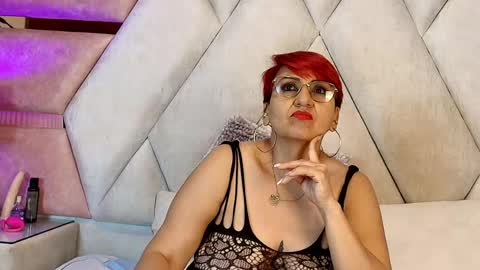 isabella_luxet online show from May 30, 2026, 8:06 pm