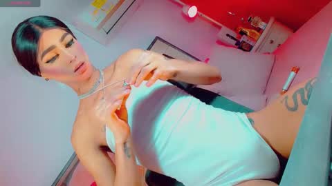 isabellagirs online show from November 18, 2025, 1:59 pm