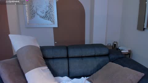 Isa Hill  online show from December 14, 2024, 1:39 am