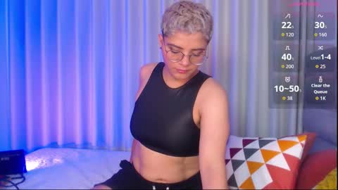 Isabella Mout  online show from November 25, 2025, 3:56 pm