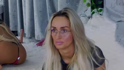 IsabelleEthan online show from November 17, 2025, 2:17 am