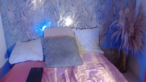 isabellj28 online show from December 3, 2025, 3:14 am