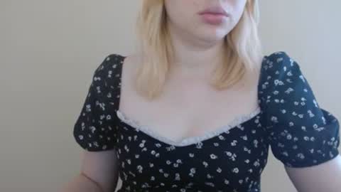 Snapshot of isla00 chatting on June 24, 2026, 6:01 am Isla online show from June 24, 2026, 6:01 am