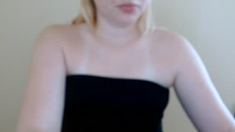 Snapshot of isla00 chatting on July 3, 2026, 6:09 am Isla online show from July 3, 2026, 6:09 am
