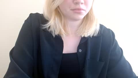Snapshot of isla00 chatting on July 6, 2026, 6:10 am Isla online show from July 6, 2026, 6:10 am