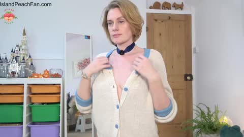 Snapshot of island_peach chatting on October 12, 2025, 1:10 pm Lou Peaches online show from October 12, 2025, 1:10 pm